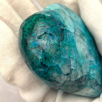Un cœur composé de chrysocolle, malachite, azurite et quartz — riche en couleurs et en énergie