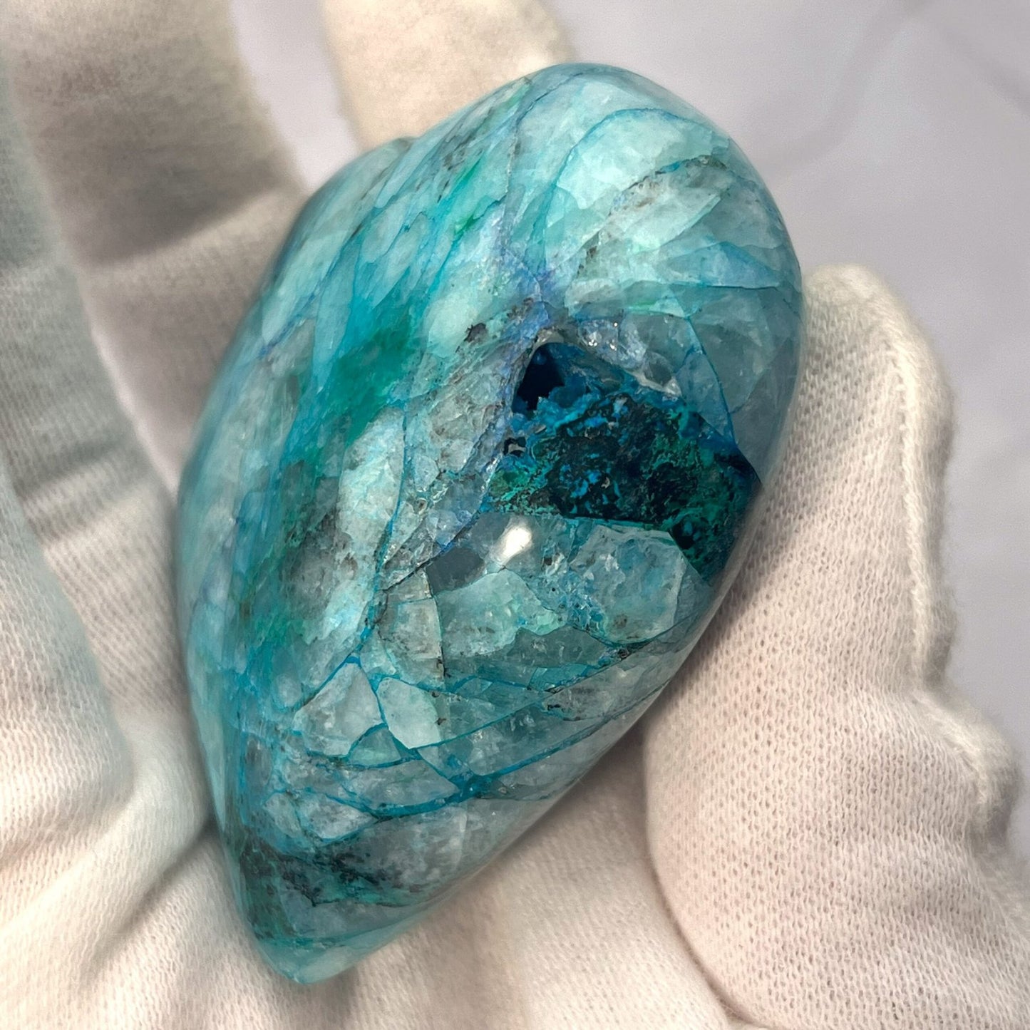 Un cœur composé de chrysocolle, malachite, azurite et quartz — riche en couleurs et en énergie