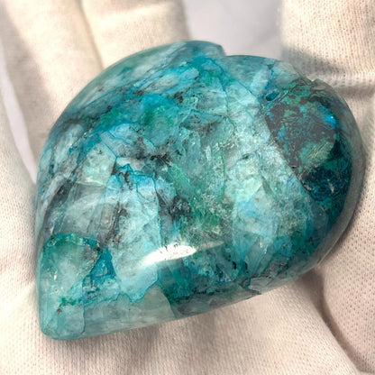 Un cœur composé de chrysocolle, malachite, azurite et quartz — riche en couleurs et en énergie