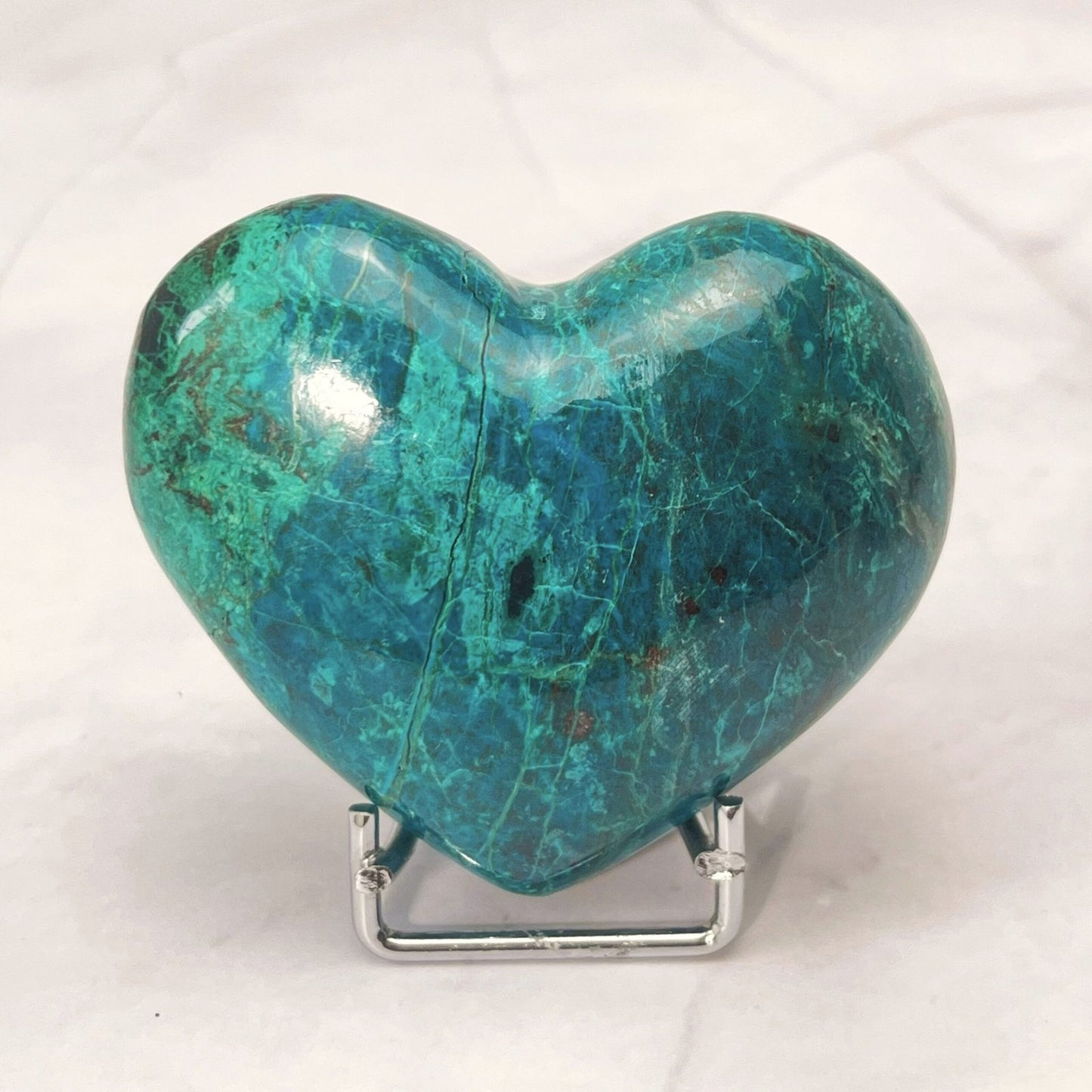 Joli cœur sculpté dans une pierre mêlant chrysocolle, malachite et cuprite
