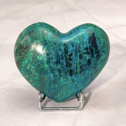 Joli cœur sculpté dans une pierre mêlant chrysocolle, malachite et cuprite