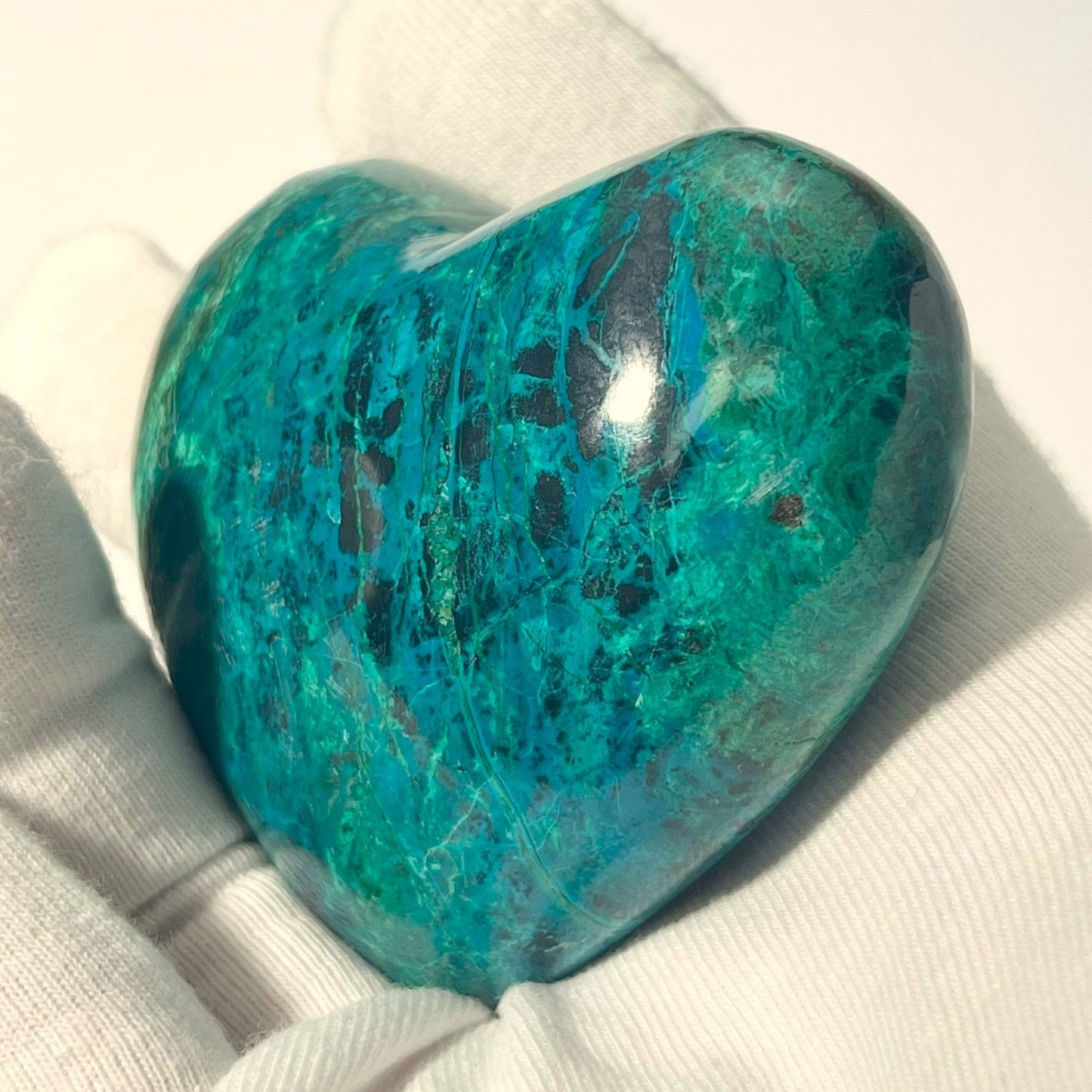 Joli cœur sculpté dans une pierre mêlant chrysocolle, malachite et cuprite