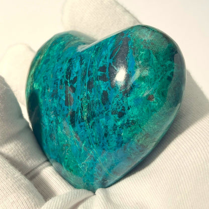 Joli cœur sculpté dans une pierre mêlant chrysocolle, malachite et cuprite