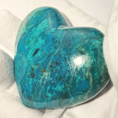 Joli cœur sculpté dans une pierre mêlant chrysocolle, malachite et cuprite