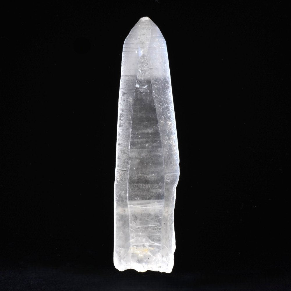 Quartz lémurien à l’énergie magnifique, avec de belles stries lémuriennes