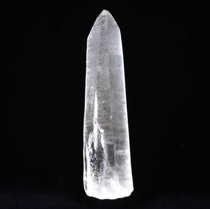 Quartz lémurien à l’énergie magnifique, avec de belles stries lémuriennes