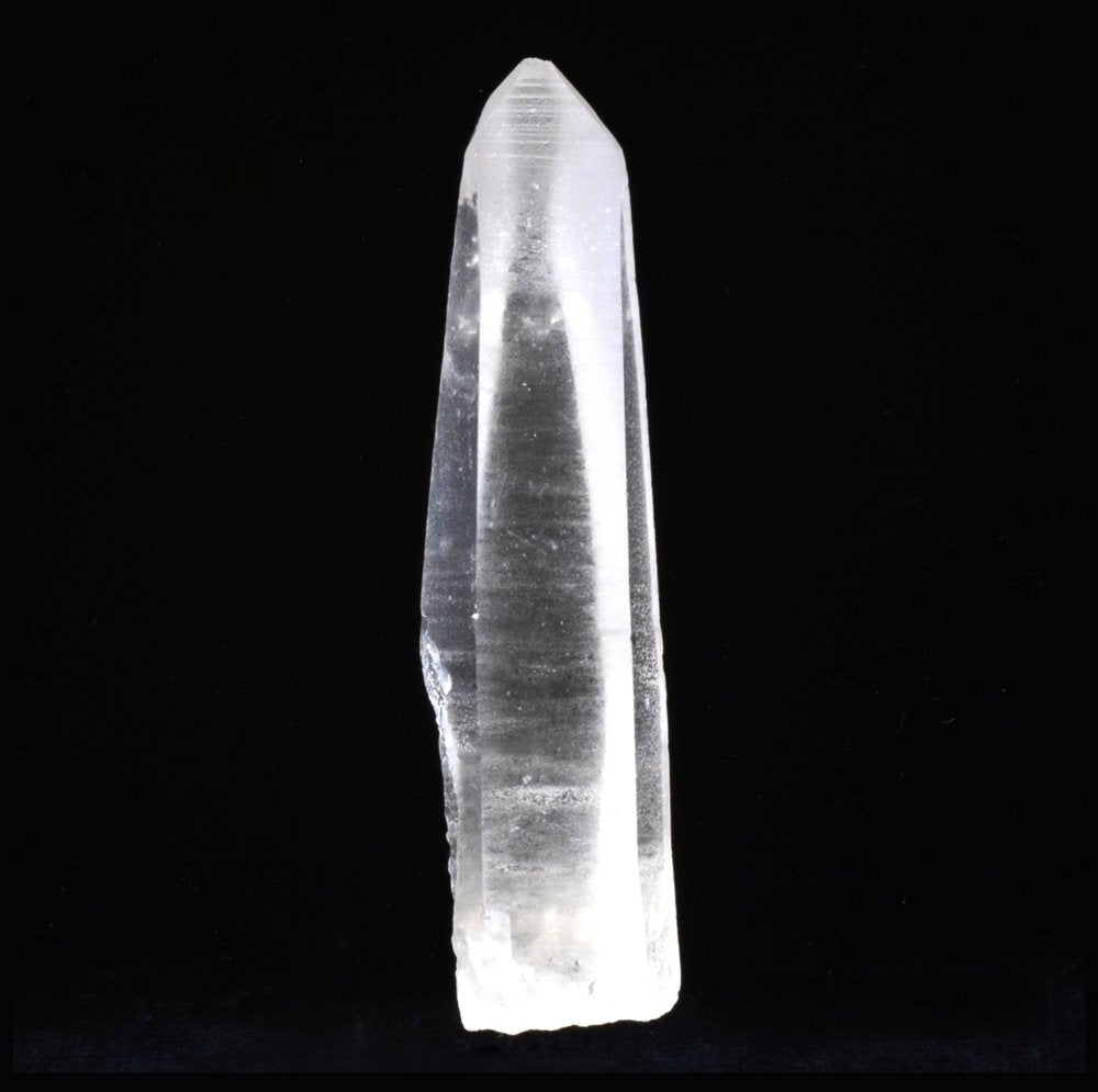 Quartz lémurien à l’énergie magnifique, avec de belles stries lémuriennes