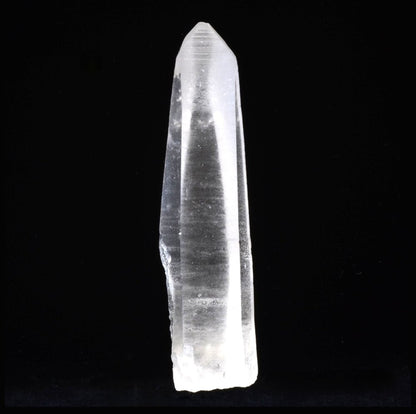 Quartz lémurien à l’énergie magnifique, avec de belles stries lémuriennes