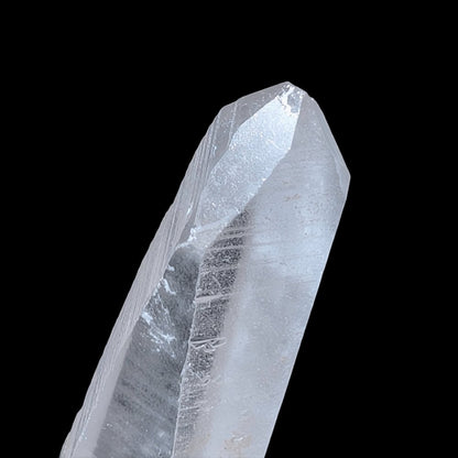 Quartz lémurien à l’énergie magnifique, avec de belles stries lémuriennes