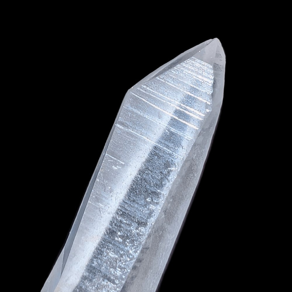 Quartz lémurien à l’énergie magnifique, avec de belles stries lémuriennes