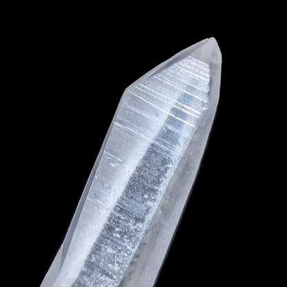 Quartz lémurien à l’énergie magnifique, avec de belles stries lémuriennes
