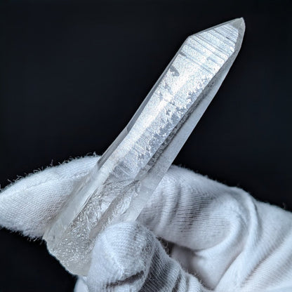 Quartz lémurien à l’énergie magnifique, avec de belles stries lémuriennes