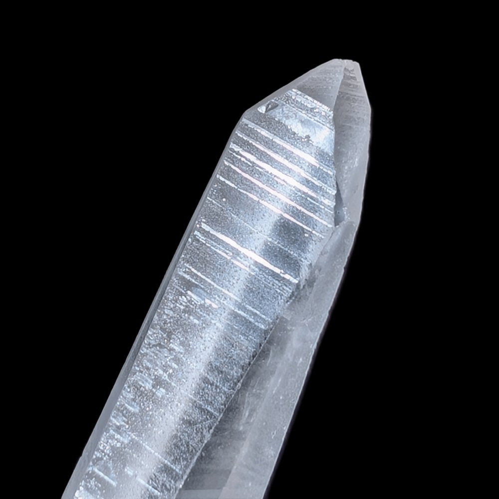 Quartz lémurien à l’énergie magnifique, avec de belles stries lémuriennes