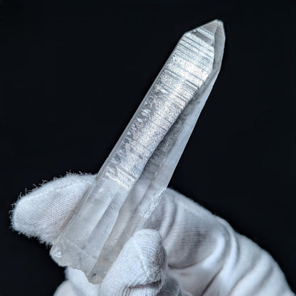 Quartz lémurien à l’énergie magnifique, avec de belles stries lémuriennes
