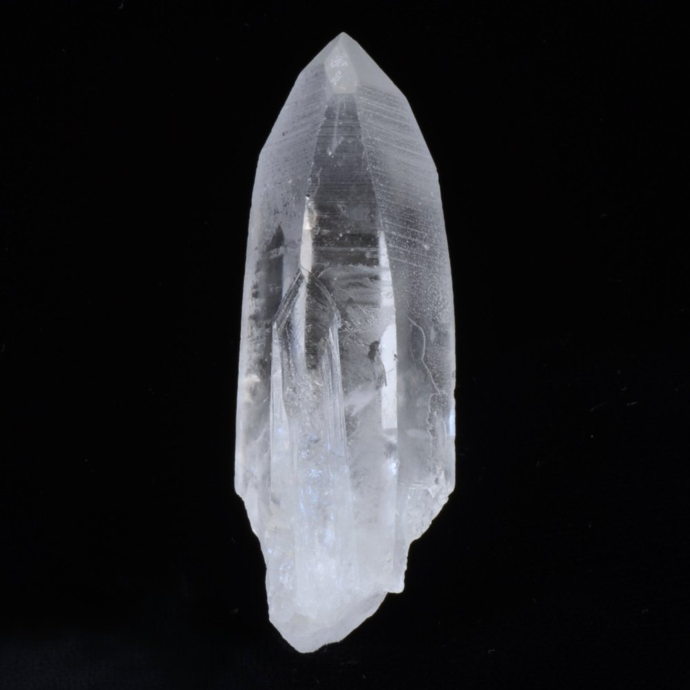 Quartz lémurien à l’énergie pure, avec de belles stries lémuriennes et des Record Keepers