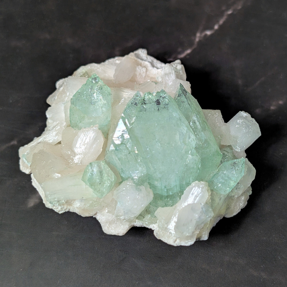 257-01_front_Cristaux d'Apophyllite verte – Une alliance de beauté et de hautes vibrations