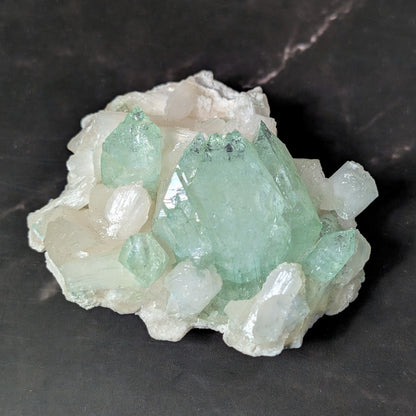 257-01_front_Cristaux d'Apophyllite verte – Une alliance de beauté et de hautes vibrations