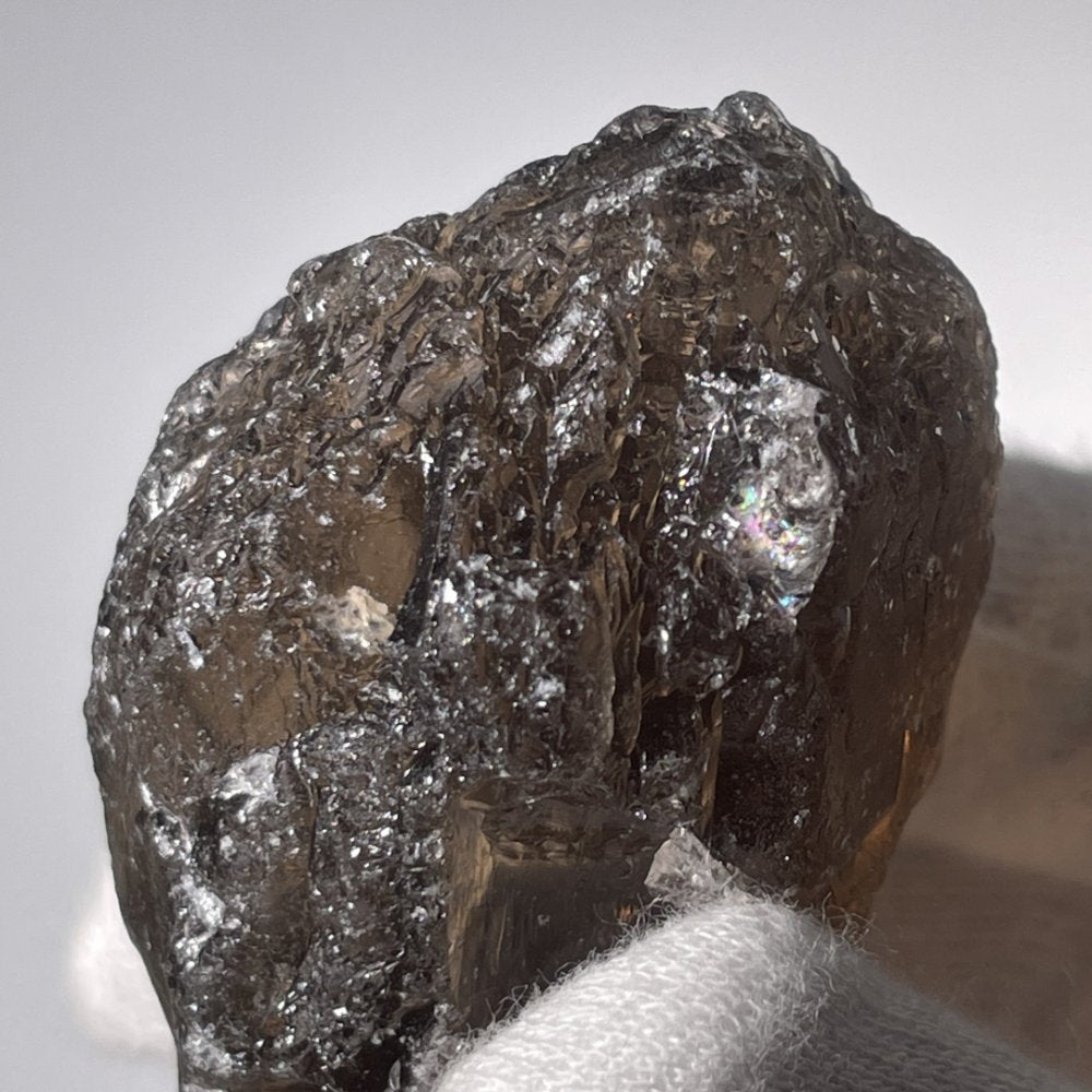 Quartz fumé gravé rare – Pierre aux vibrations douces et apaisantes
