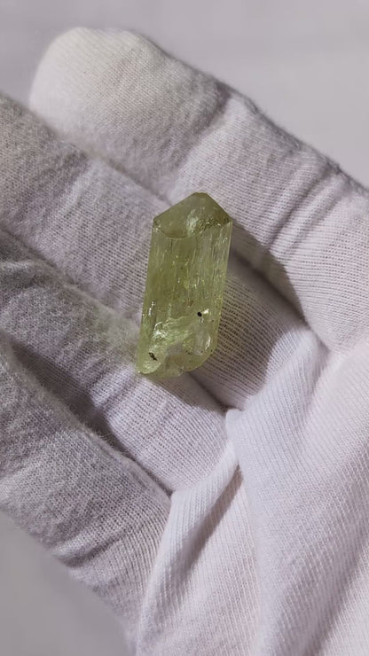Cristal d’apatite vert doré de haute qualité — pour la véritable abondance