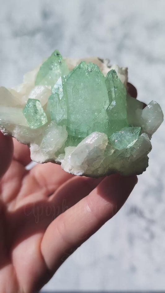 Cristaux d'Apophyllite verte – Une alliance de beauté et de hautes vibrations