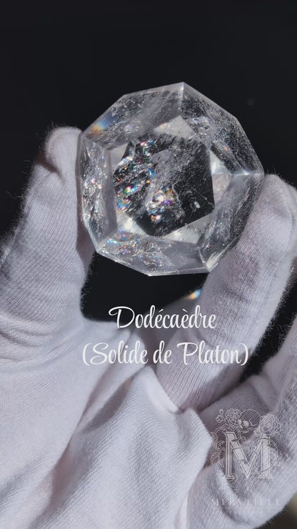 Dodécaèdre en quartz clair renfermant de magnifiques arcs-en-ciel – Solide de Platon