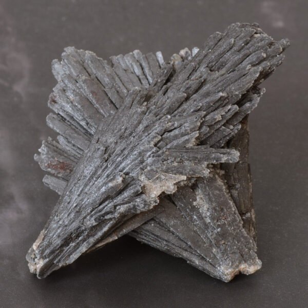 Kyanite Cyanite Noire Puissante protection et purification ancrage profond