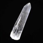 Quartz lémurien à l’énergie magnifique, avec de belles stries lémuriennes main