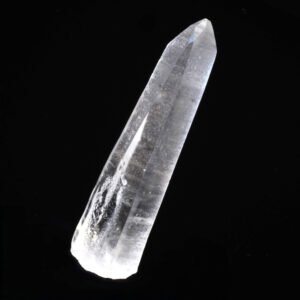 Quartz lémurien à l’énergie magnifique, avec de belles stries lémuriennes main