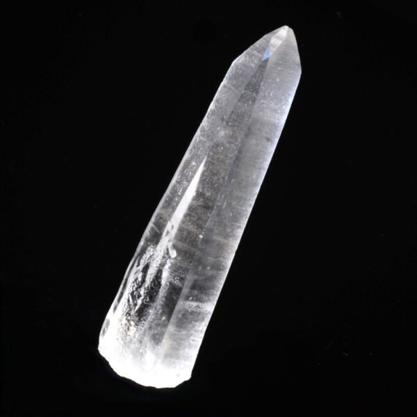 Quartz lémurien à l’énergie magnifique, avec de belles stries lémuriennes main