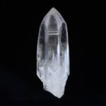 Quartz lémurien à l’énergie pure, avec de belles stries lémuriennes et des Record Keepers front