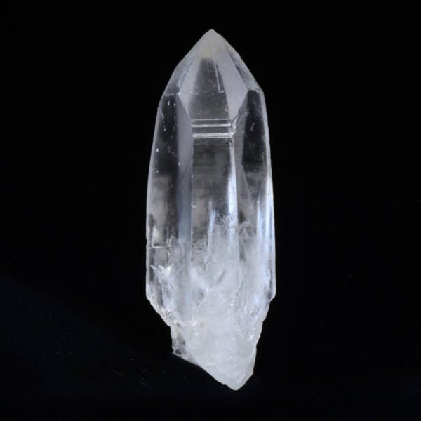 Quartz lémurien à l’énergie pure, avec de belles stries lémuriennes et des Record Keepers front
