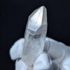 Quartz lémurien à l’énergie pure, avec de belles stries lémuriennes et des Record Keepers faceavant
