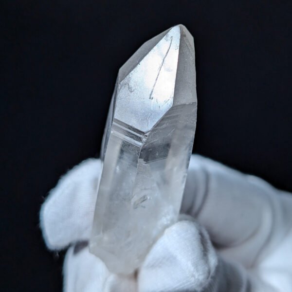 Quartz lémurien à l’énergie pure, avec de belles stries lémuriennes et des Record Keepers faceavant